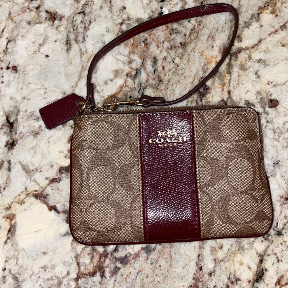 Coach wristlet uses -like new